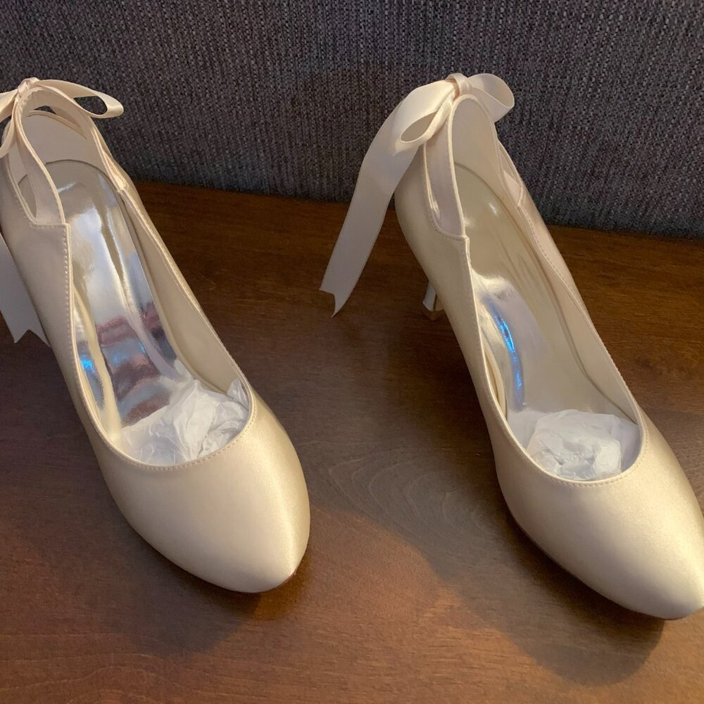 Never Worn Size 7 Satin Closed Toe Spool Heel With Bowknot Color Champagne